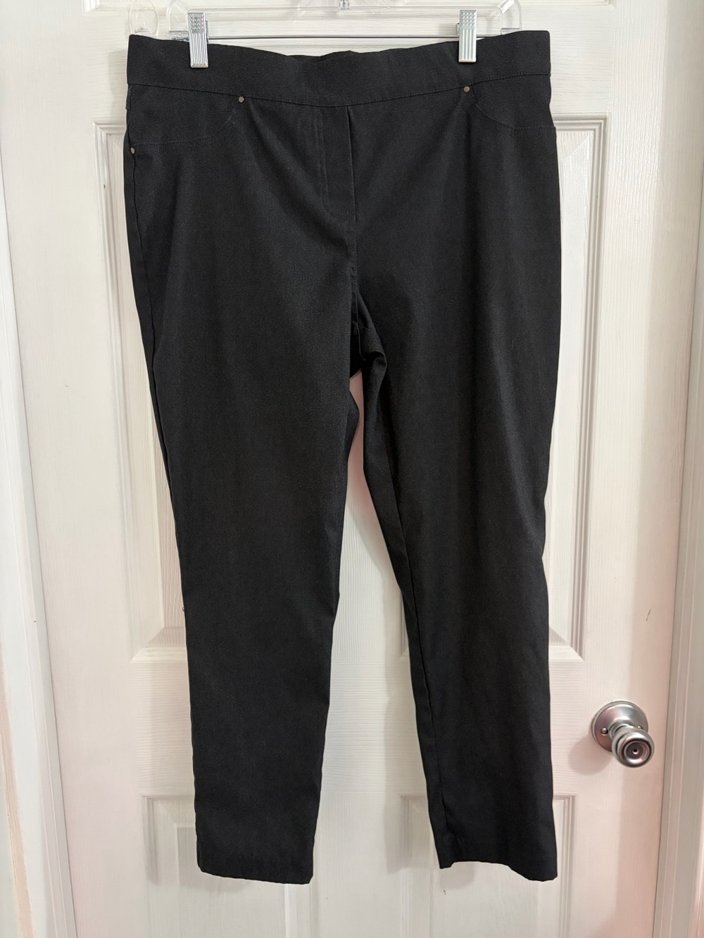89th & Madison Black Cropped Slim Ankle stretch Jeans. Size large. $10